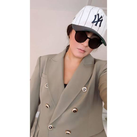 Meet your Posher, Issa - Picture 1 of 1